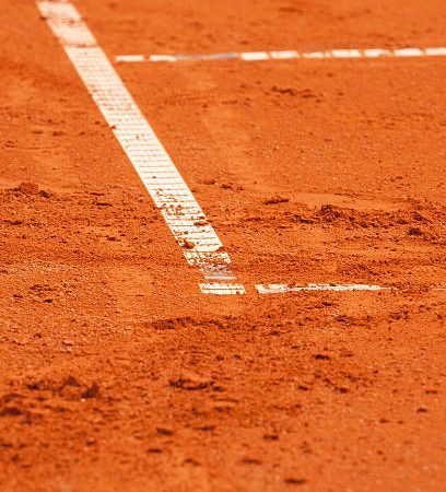 Est-il possible de créer un court de tennis à Cannes avec des matériaux naturels ?