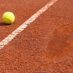 Combien de temps dure une construction court de tennis en terre battue à Annecy ?