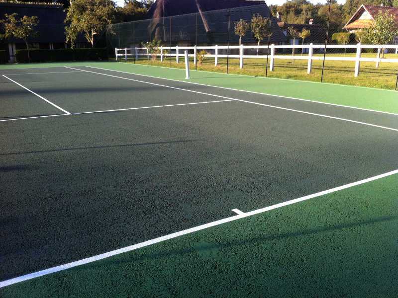 Une construction court de tennis Limoges peut-elle être transformée en court couvert plus tard ?