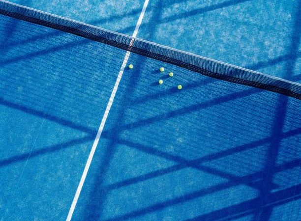 Quelles contraintes techniques influencent une construction court de tennis à Nice ?