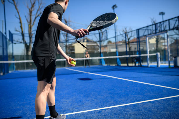 Peut-on intégrer une couverture lors d’une construction terrain de padel à Paris ?