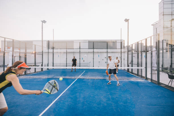 Le choix du vitrage influence-t-il une construction terrain de padel à Paris ?