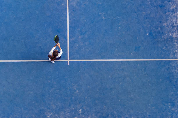 Une construction terrain de padel à Paris peut-elle inclure des gradins ?