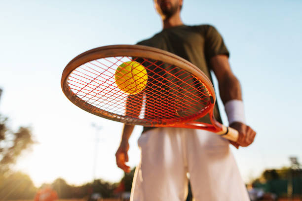 Une construction court de tennis Nice nécessite-t-elle un personnel dédié ?