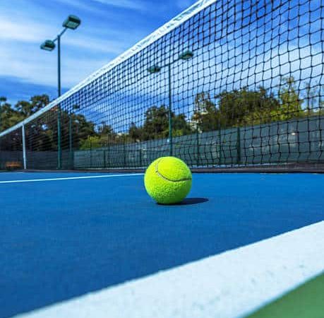 Comment intégrer harmonieusement une construction court de tennis Nice dans un parc hôtelier luxueux ?