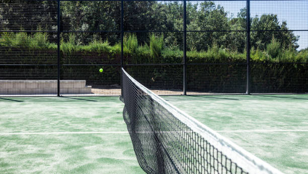 Comment gérer le bruit généré par une construction court de tennis Aix en provence près des salles de classe ?