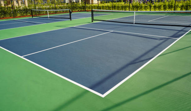 Comment le climat méditerranéen influence-t-il une construction terrain de pickleball à Cannes ?