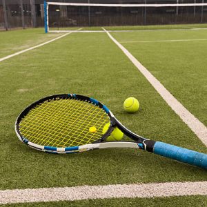 Comment le climat parisien influence-t-il une construction court de tennis gazon synthétique à Paris ?
